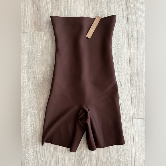 NWT Skims Body High Waisted Mid Thigh Shorts BO-SHO-9552W Cocoa - Medium - Picture 2 of 8